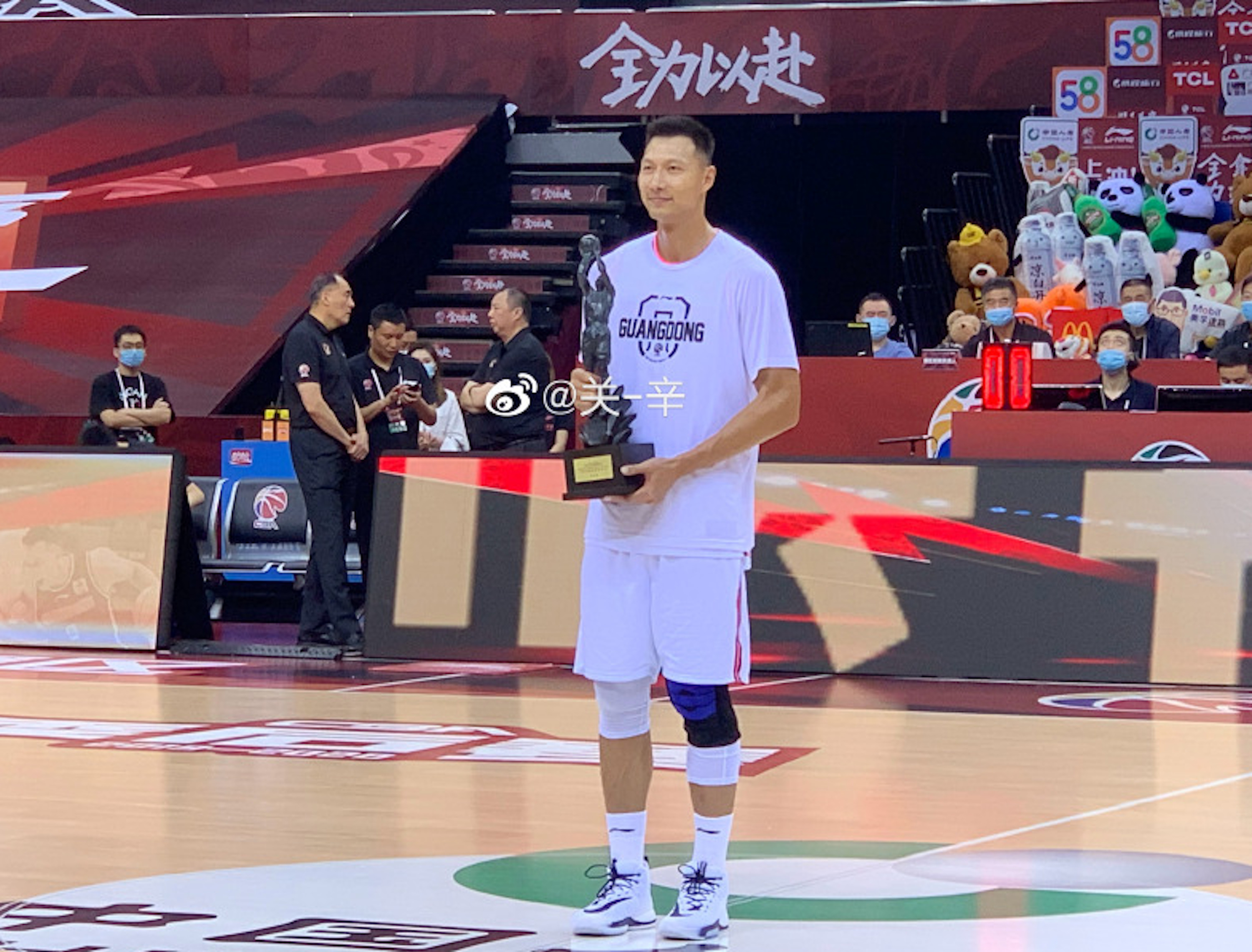 易建联|阿联受伤遭球迷“羞辱”，记者直接爆粗，朱芳雨也表态了！