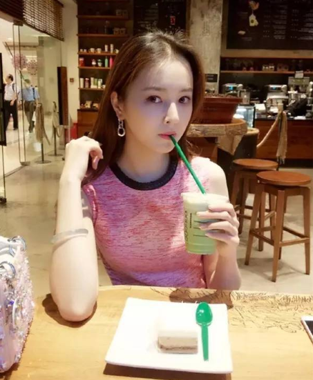 林芊妤|她19岁因一字马走红，曾多次拒绝娱乐圈签约，今20多岁身家千万