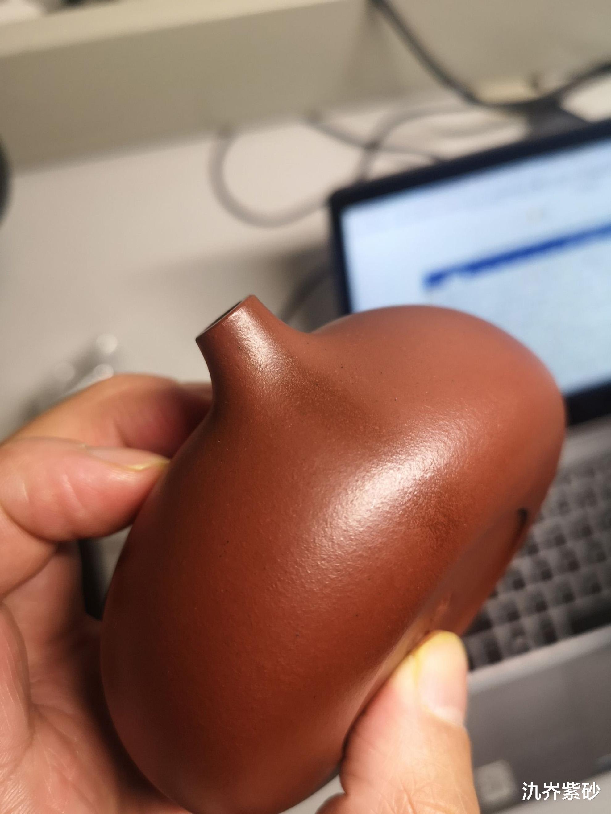 紫檀|你怎么看？紫砂壶用了一段时间后，壶嘴下方出现一道黑色痕迹！