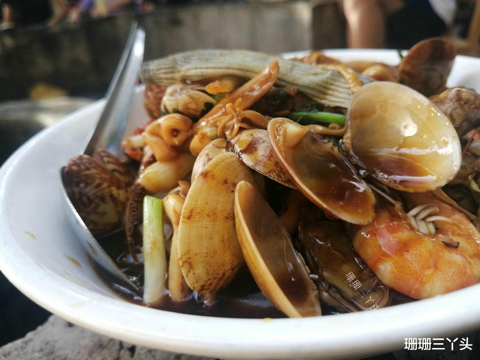 珊珊三丫头|湛江这水井旁食店，是“隐秘的角落”拍摄场景地，20元吃海鲜捞粉