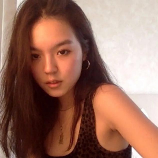 「李咏」李咏女儿在国外彻底开挂！住豪宅开名车，18岁拿全球顶级大学offer