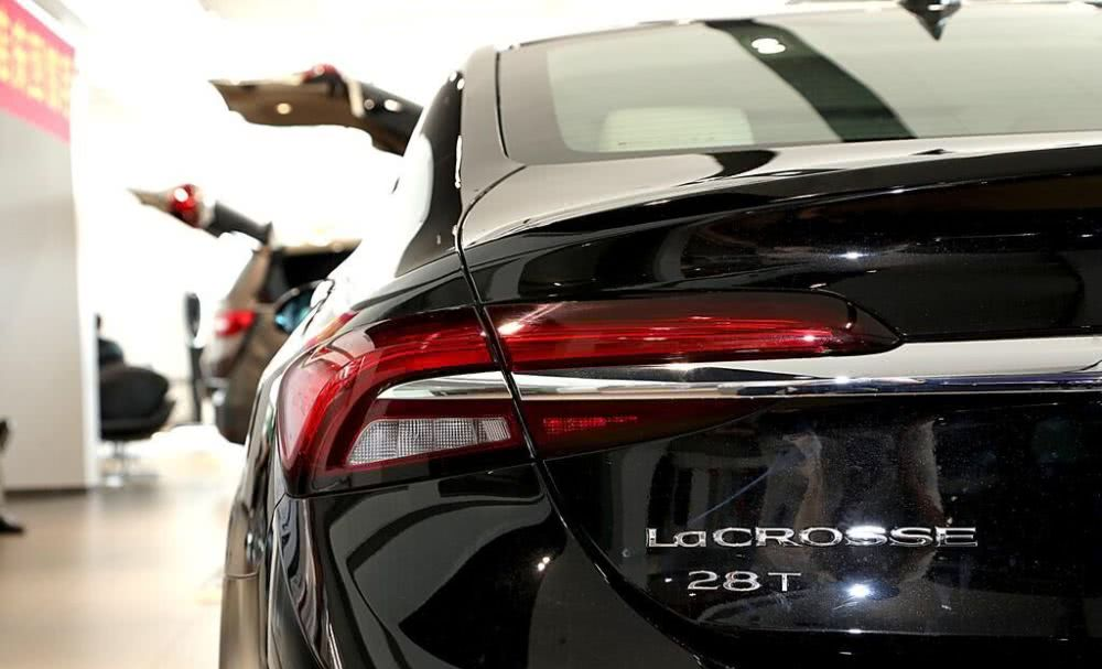 「奔驰E级」还看啥奥迪A6L，从23万跌到18万，车内静如图书馆，比奔驰E级还宽