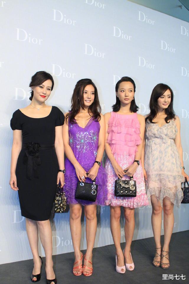 邬君梅|邬君梅换发型，烫钢丝卷涂红唇太有味，小腿纤细54岁女星里罕见