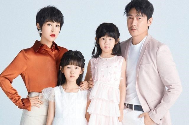 奥莉|有种“毁容”叫奥莉长大，近照曝光引热议，如今8岁越长越像妈妈