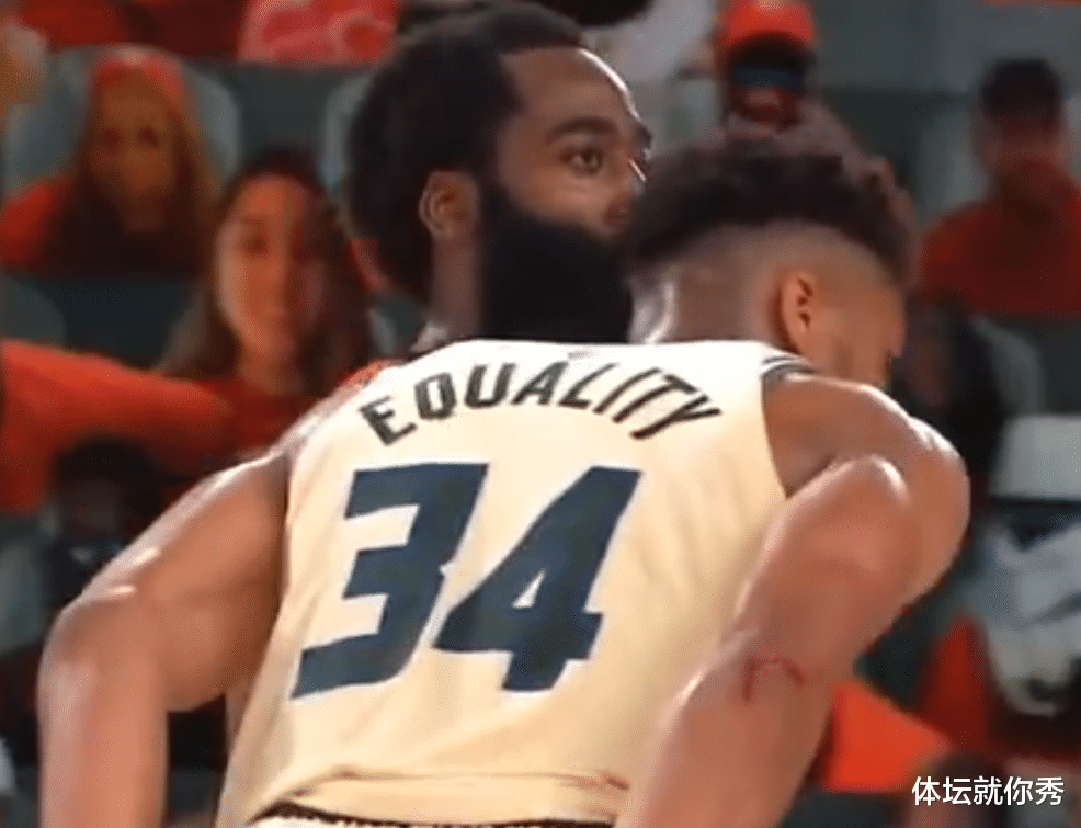 火箭队|最后1.3秒，哈登示意不打了，塔克举动太暖心，谁注意字母哥的表情