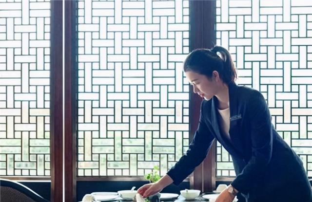 臆说古史|90后“国宴级”服务员姚碧：曾3次服务于国宴，一般宴会请不动她