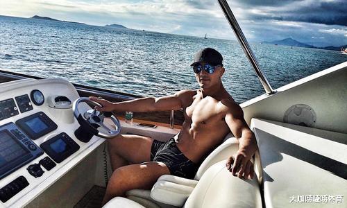 「刘二狗」一龙刘二狗上演跨界“大战”，赛后举杯共饮，网友：作秀！