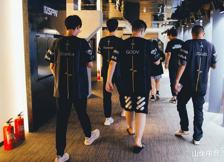 4am战队|绝地求生:4AM太让人激动了,原本看不到希望,结果“一鸡”改命