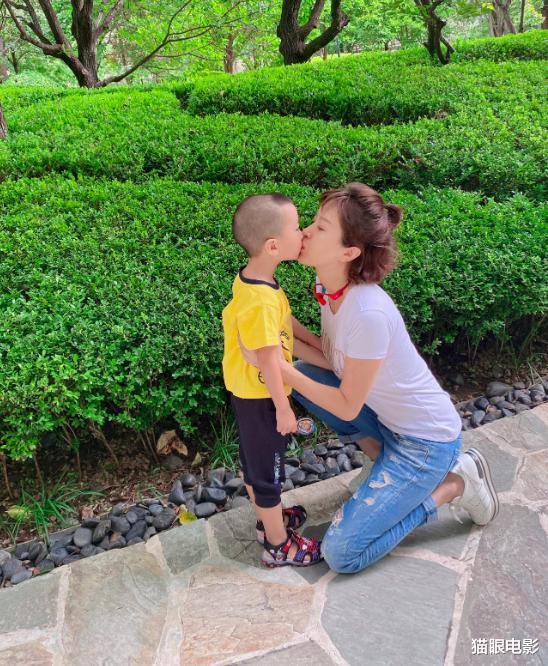 猫眼电影|金巧巧送俩娃上幼儿园，学费一年就14万！家中还有室内游乐园