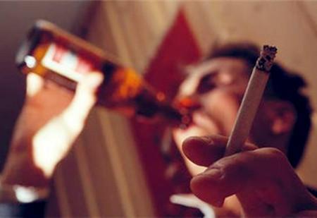 肝脏|男子大便颜色异常,查出肝癌,上厕所时有4个异常,肝已严重损伤