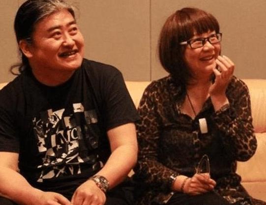 晒晒刘欢如今住的豪宅，餐厅跟会议厅一样大，容纳几十人都没问题