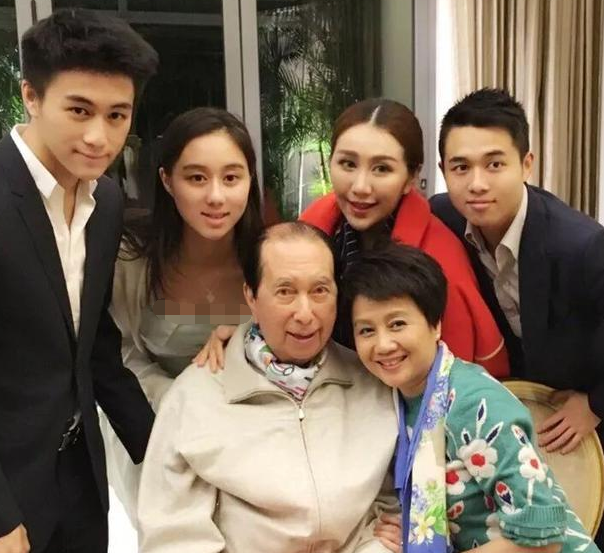 赌王|赌王四太大方公开神秘儿子往事，赌王事事为他尽心，何猷邦长相英俊潇洒