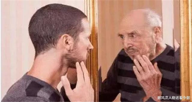 「科学家」为何说半夜别照镜子？民间传说很奇怪，科学家告诉你其中奥秘