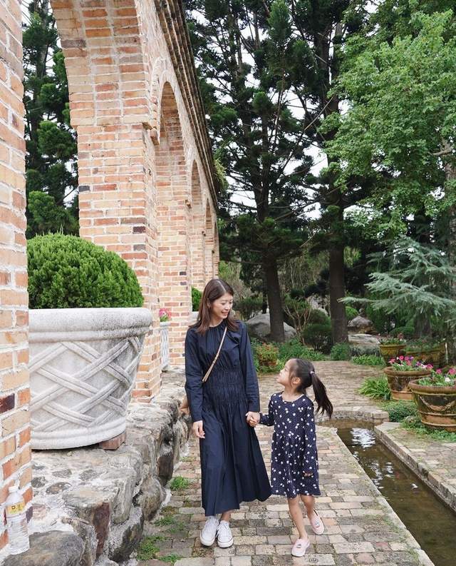 林志颖|林志颖弟弟全家出游,林志鑫亲吻女儿,儿女双全比小志幸运