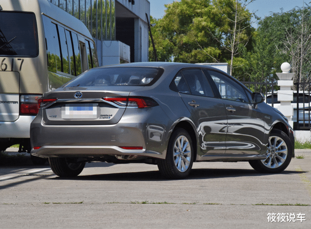 丰田卡罗拉|丰田全新“耐造王”!比日产轩逸还要帅,油耗4L,标配7气囊+双独悬