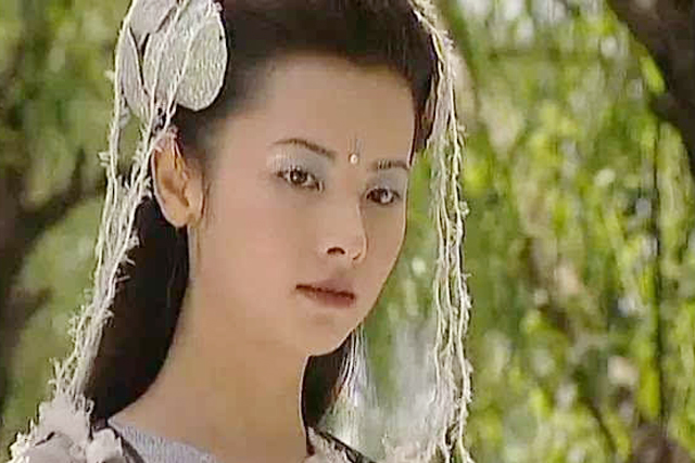 『』杨超越《神医凰后》火凤舞剑好酷，君临渊灿若繁星，皇后本色