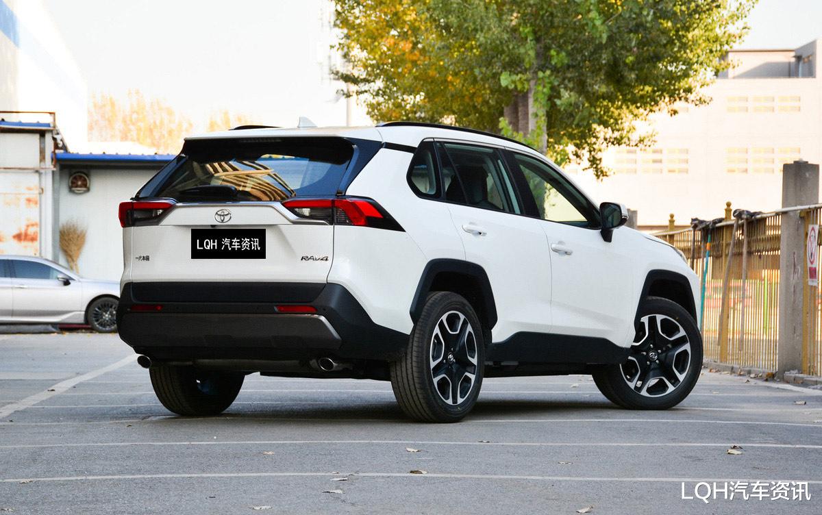 「丰田RAV4」丰田又一款“省油王”，油耗4.7L，加满能跑1000多公里
