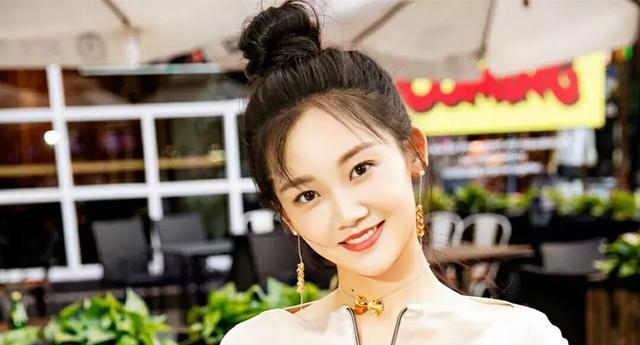 「郑恺」郑恺苗苗高调牵手：公开身份，是对一份感情的基本尊重！