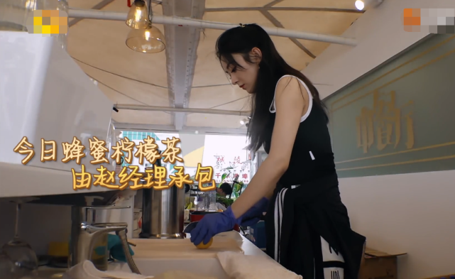 赵丽颖|赵丽颖给客人做柠檬水，谁注意她切柠檬时的小动作？瞬间不想喝了！