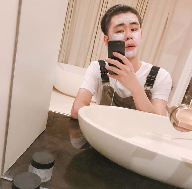 张云雷@张云雷晒出自己的豪宅，男生卧室却贴碎花墙纸，装修有点太娘了