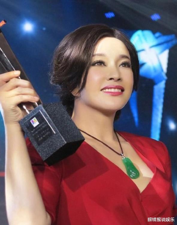 刘晓庆|刘晓庆拍戏摔破相，大方晒出“天然脸”，难怪65岁还能演少女