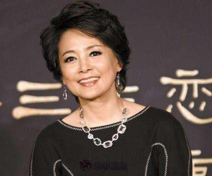 『央视春晚』曾是央视春晚女主持，事业巅峰期抛弃丈夫出国，今63岁单身无儿无女