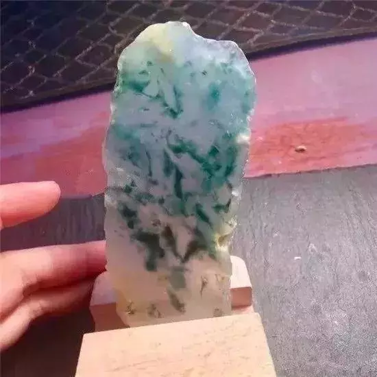 古钱币|冰种翡翠原石雕出来的“自在观音”据说可以换一辆豪车？