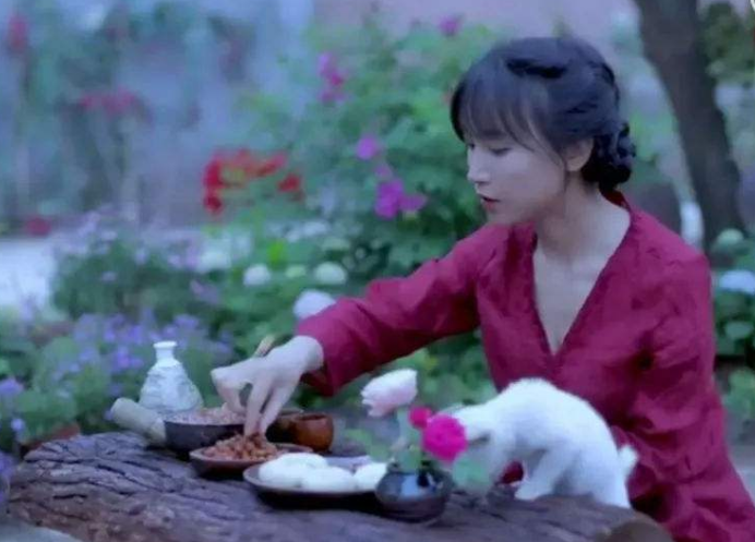 「李子柒」李子柒做“费列罗”巧克力,摄像师却出卖她,网友:这谁愿意吃?
