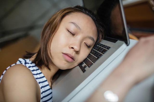 #皮肤干燥#女人脚裂会留下什么痕迹？医生：3点变化一眼看穿，骗不下去