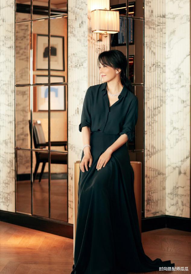 十二星座|女人过了五四十岁,少穿T恤配短裤吧!学学俞飞鸿这样穿,真优雅