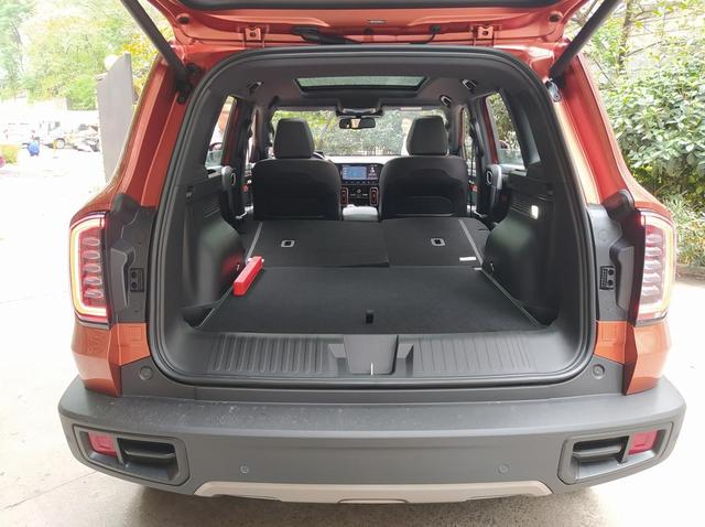 哈弗|实拍哈弗大狗：承载式车身，通过性却很高，内饰科幻