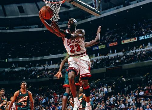 「迈克尔·乔丹」专家：乔丹看联盟变水才复出，三大中锋巅峰已过，后三冠难度低