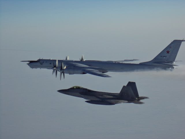「F-35」对美反击开始！大国军机突破F22和F35拦截，到美国门口巡航10小时