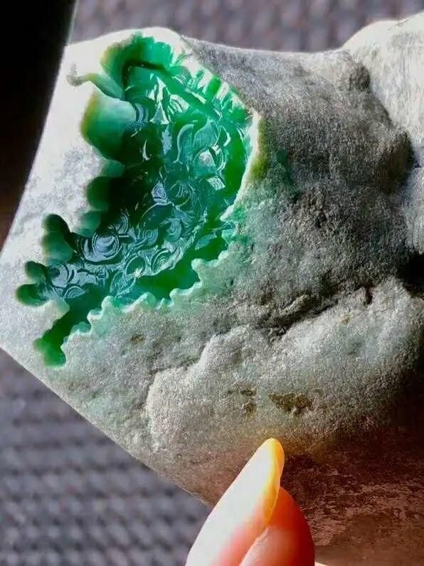 桃核|一块重380克的后江场口翡翠原石,开窗爆满色冰阳绿!