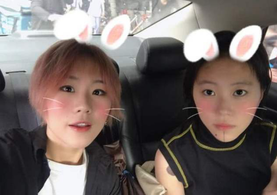 窦唯|窦唯二女儿音乐节开唱，母亲陪同，18岁的她继承了父亲的才华