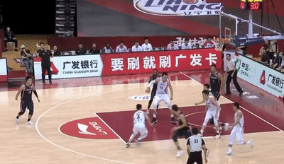 辽宁男篮|辽宁22分逆转广东!郭艾伦28+5+5献封神之战!又到了排队道歉的环节