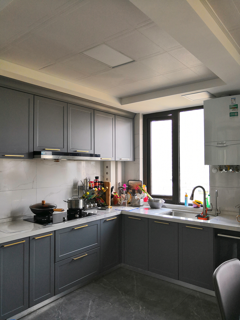 飘窗|【融创?玖樟台】135㎡现代轻奢风,大飘窗、餐厨一体化……理想中家的样子!