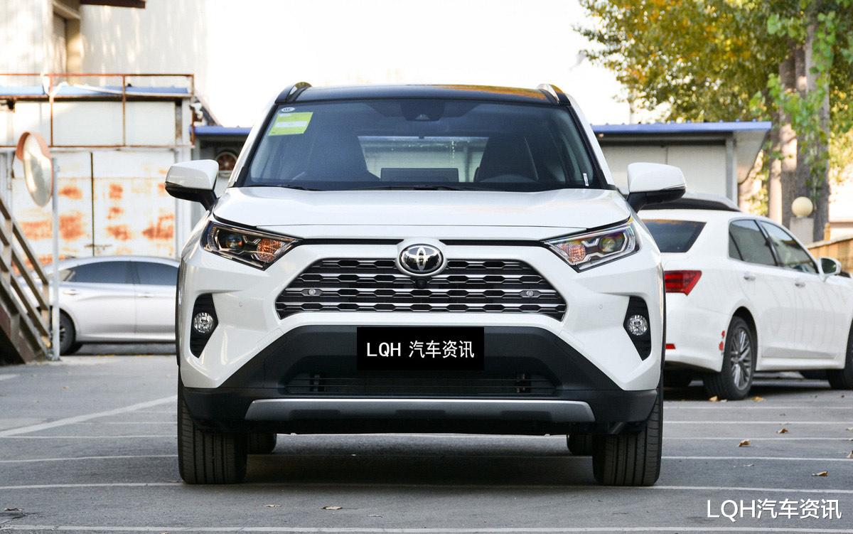 「丰田RAV4」丰田又一款“省油王”，油耗4.7L，加满能跑1000多公里
