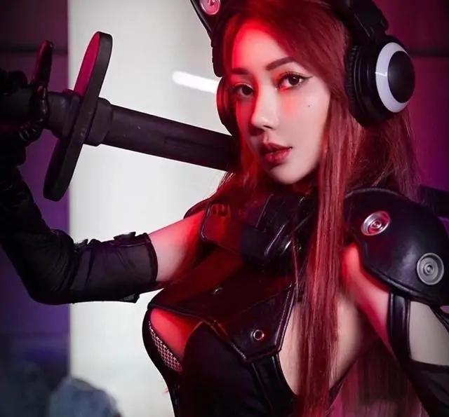 郭美美|郭美美因穿衣太性感被群嘲，强势回怼：你有胸你也可以露！