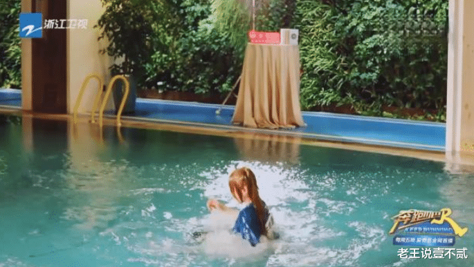 李晨|李晨太暖心！录跑男当场“跪在地上”挡住镜头，只为照顾身后的她