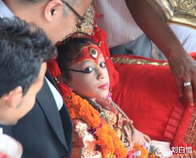 女孩|尼泊尔\活女神\：双脚不能触地，无完整童年，退休后月发3000卢比