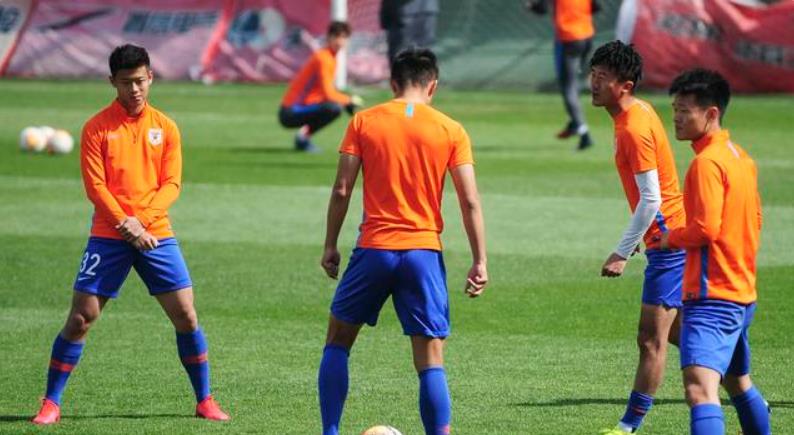 『中超』中超2外援新政将敲定，鲁能9国脚+2外援，李霄鹏这套阵容有解吗？