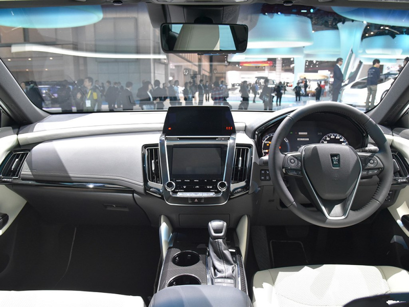 「丰田皇冠」终于没白等，皇冠再次逆袭，气质远超奥迪A6，车身还加宽