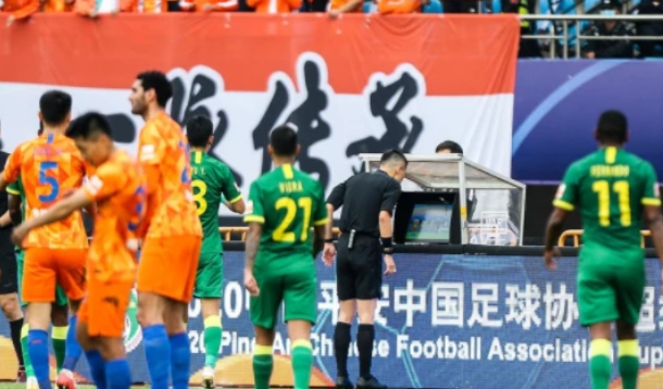 巴坎布|FIFA名哨谈沈寅豪争议判罚！点球不存在，巴坎布是主动假摔