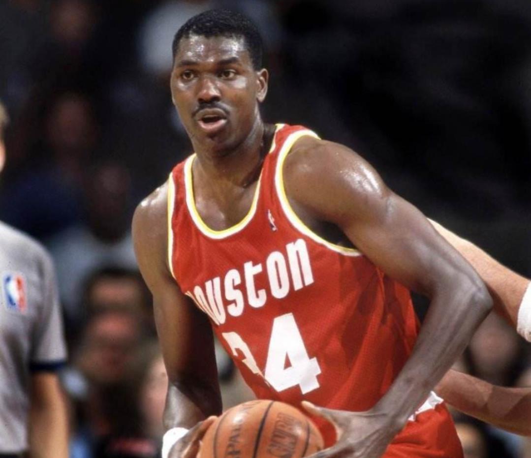 「迈克尔·乔丹」乔丹1年级场均砍下28分7板6助，同期状元奥拉朱旺和榜眼的数据呢