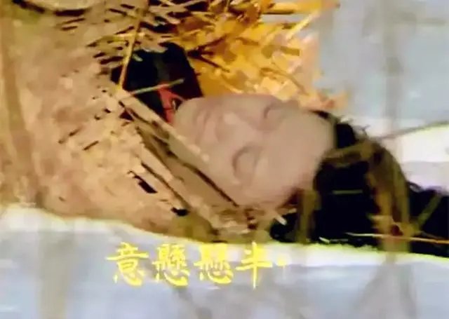 87版紅樓夢：鄧婕在冰天雪地中演王熙鳳之死，衣著單薄被凍暈-圖1