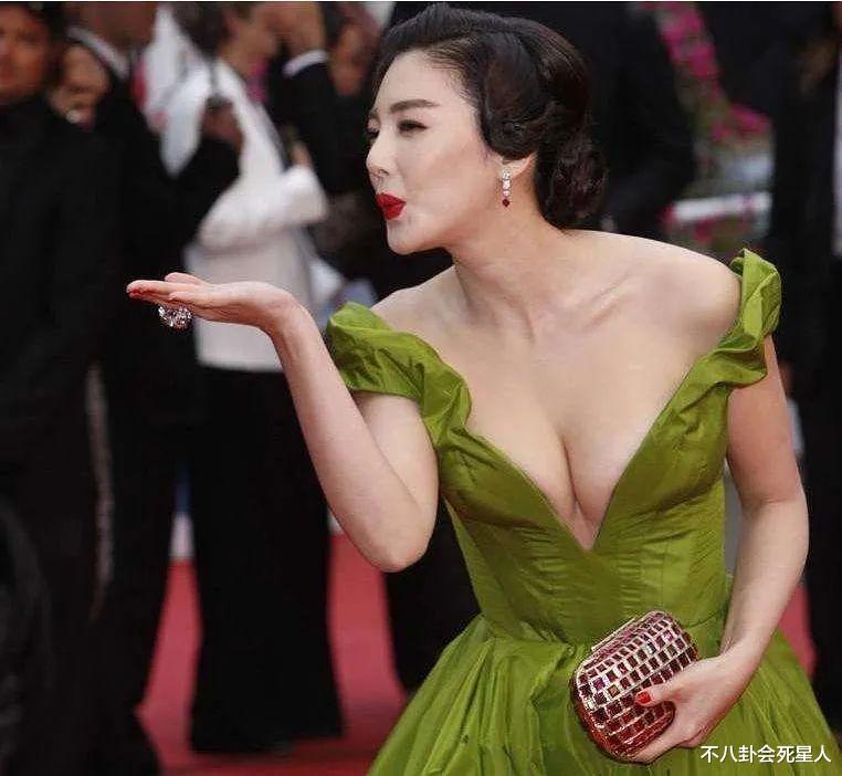 赵露思|ELLE红毯状况多:张嘉倪耳环掉了,赵露思腿粗,戚薇礼服像垃圾袋