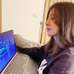 高圆圆：高圆圆产后素颜显年纪？发际线太高了，手指暴露了婚后真实状态