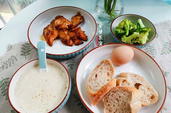 西兰花▲学生早餐轻松做，七天早餐丰富多样，有荤有素管饱耐饿，能量满满