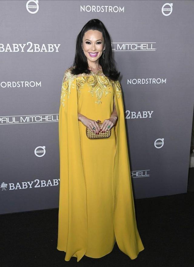 邓文迪|51岁的邓文迪真大胆,穿黄色斗篷裙配紫色口红,妆容怪异不敢认